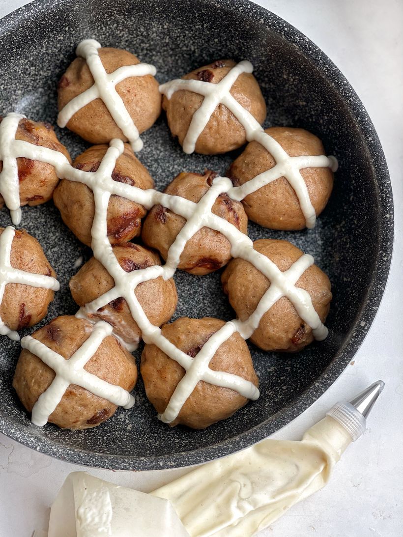 Hot cross buns z celozrnné mouky