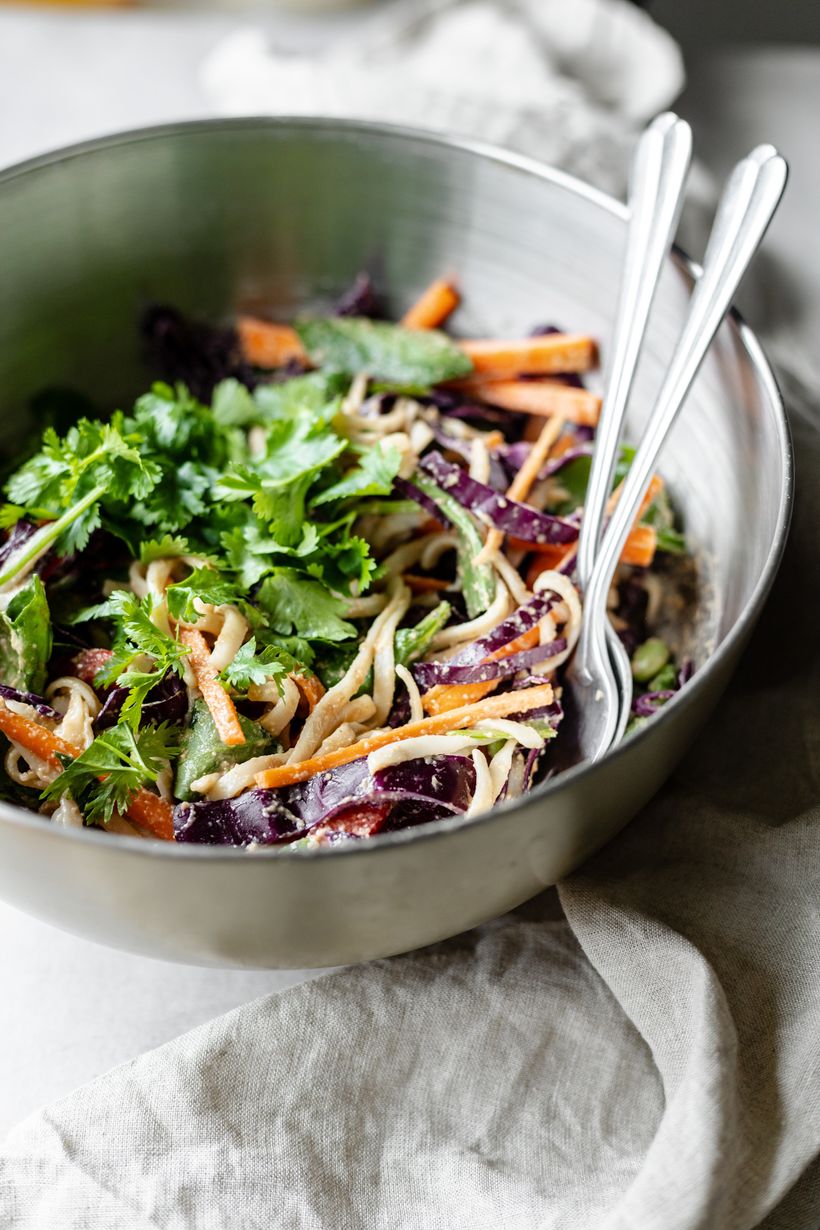 Nudlový salát se zeleninou a arašídovou zálivkou