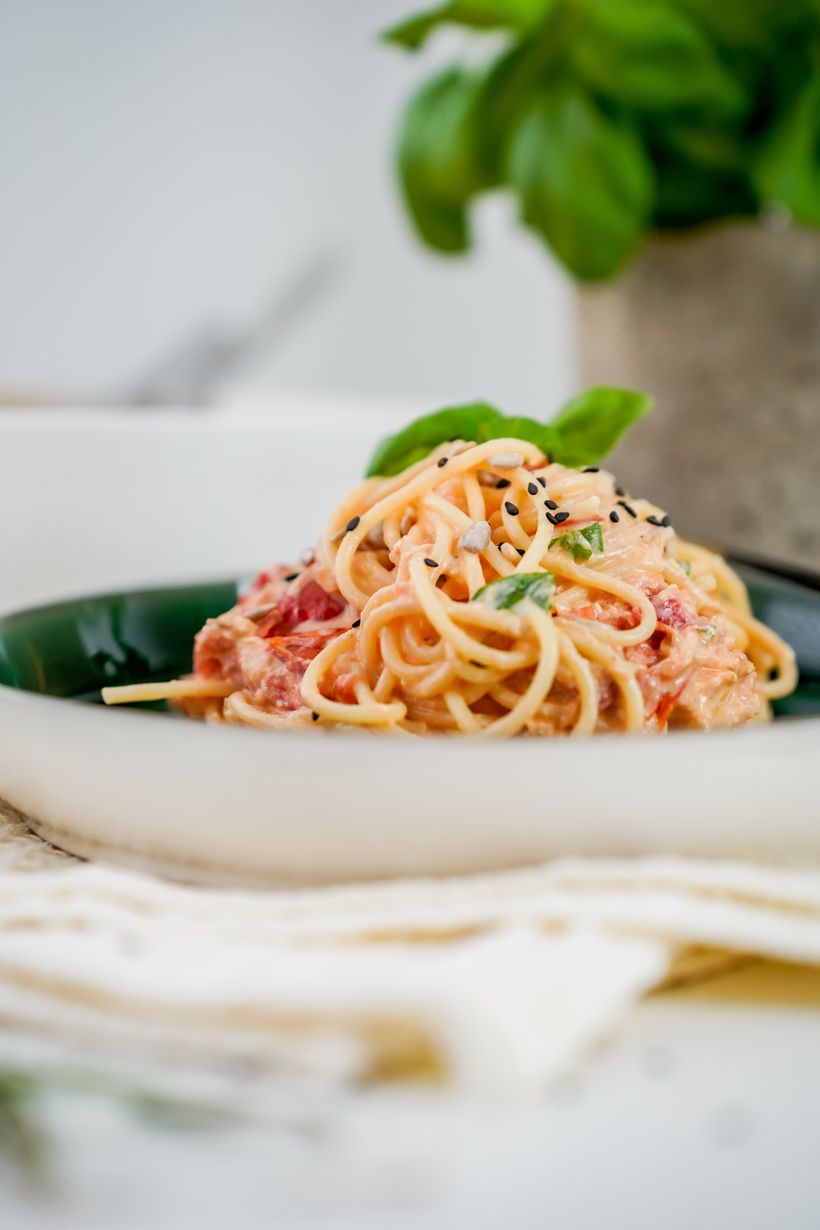 Pasta mit gebackenem Lachs und Tomaten
