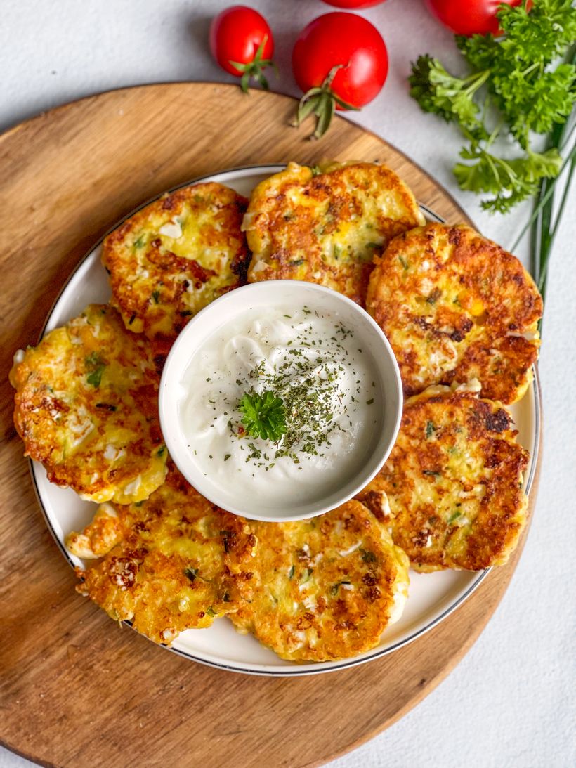 Herzhafte Syrniki mit Käse und homemade Dip