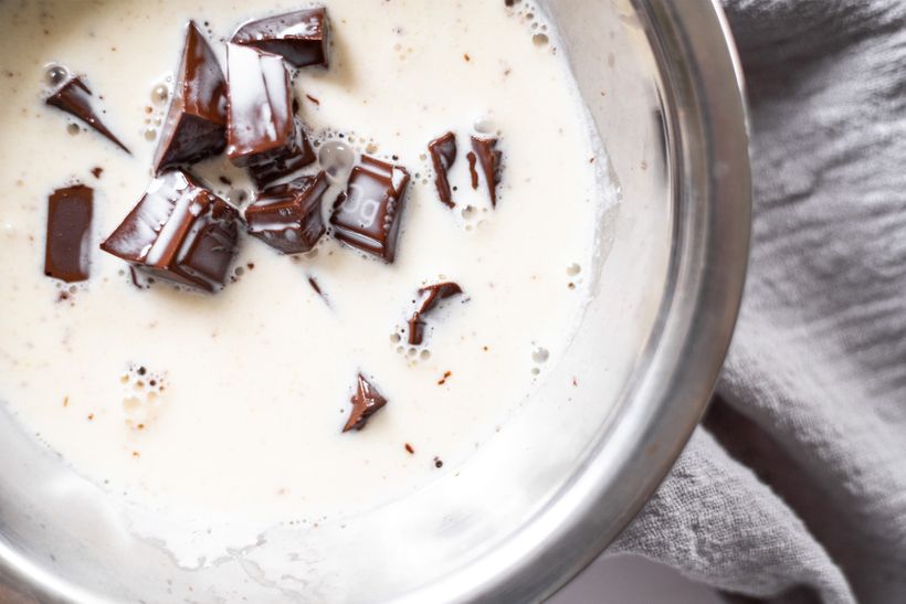 Šťavnatý jablkový koláč s čokoládovou polevou ganache