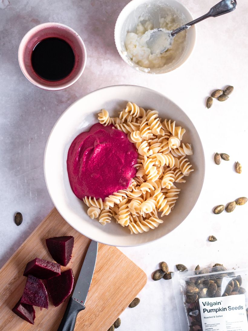 Růžové těstoviny s omáčkou z červené řepy