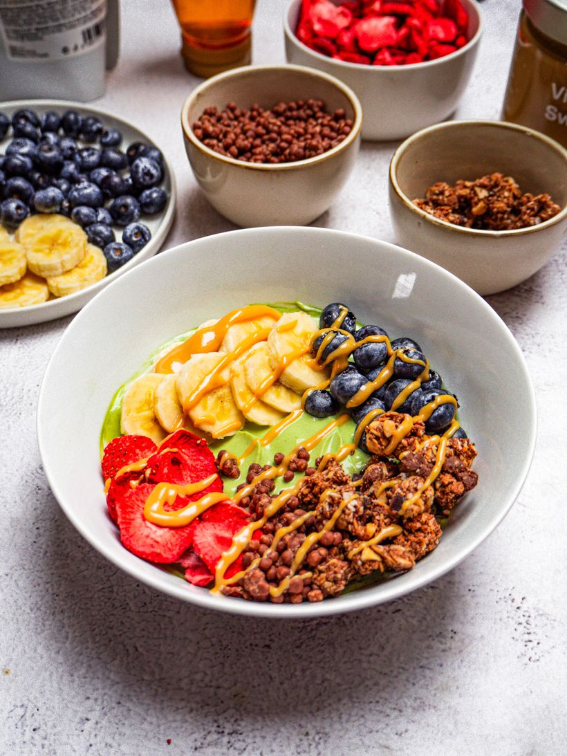 Jogurtová matcha bowl s ovocem