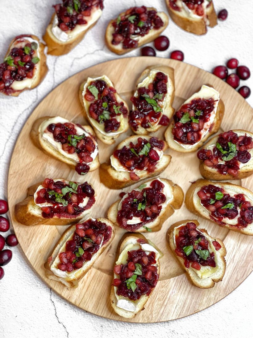 Bruschetta s hermelínem a brusinkami