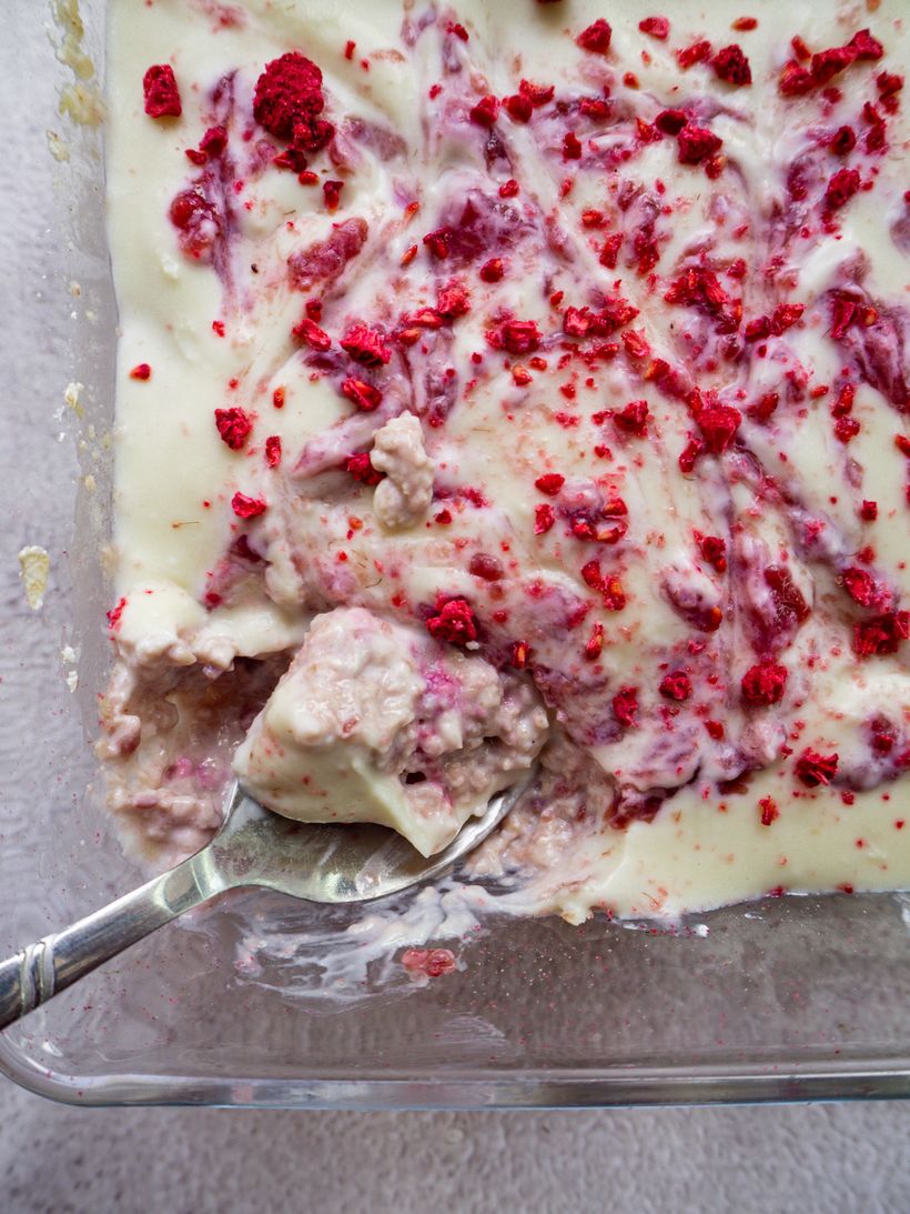 Malinové overnight oats s bílou čokoládou