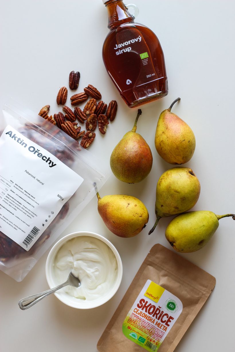 Pečené hrušky s řeckým jogurtem a ořechy