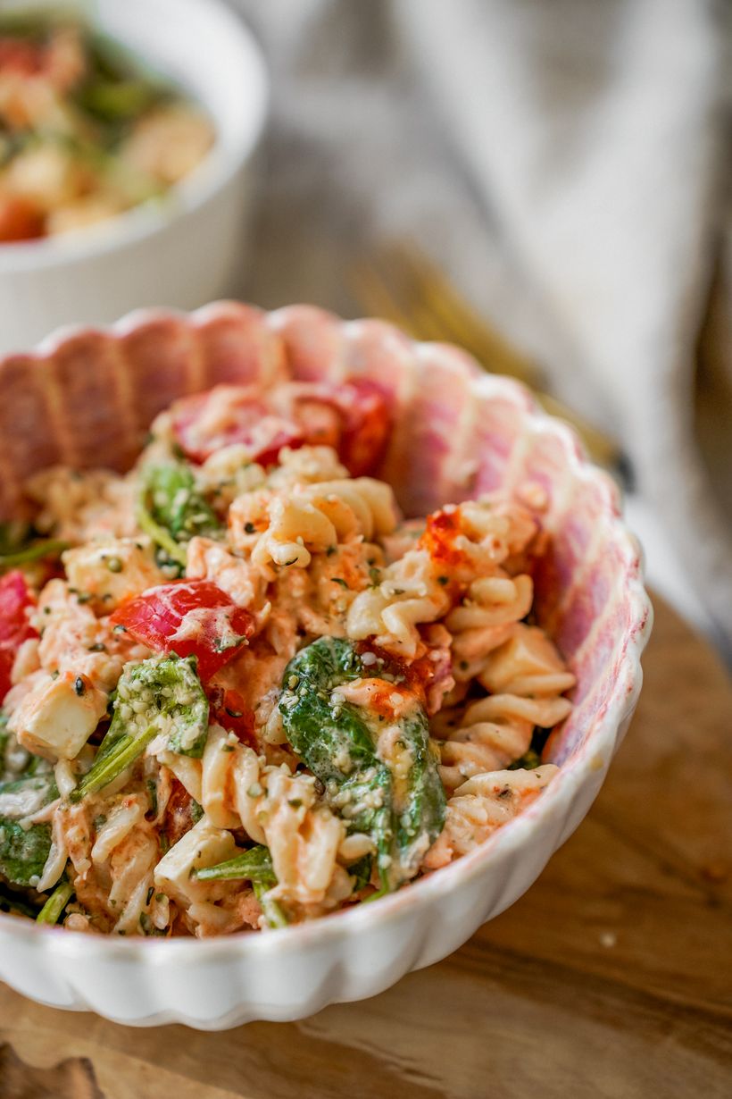 Teplý těstovinový salát s pečeným lososem a fetou