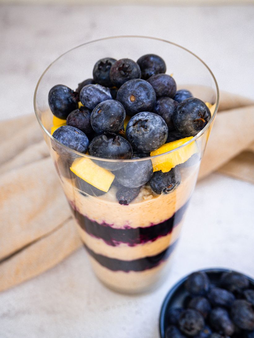Mangovokokosové overnight oats s čučoriedkami