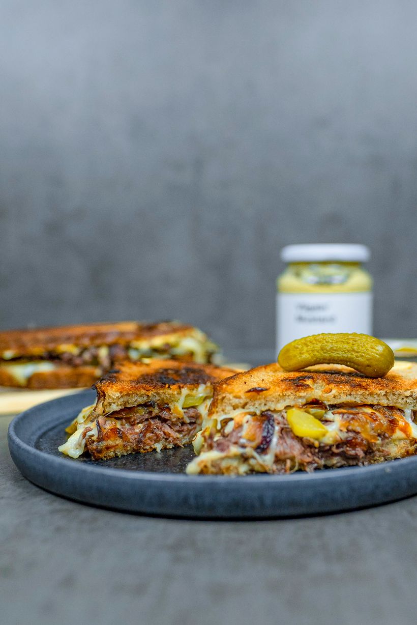 Domácí Reuben sandwich s hovězím masem a opečenou cibulkou