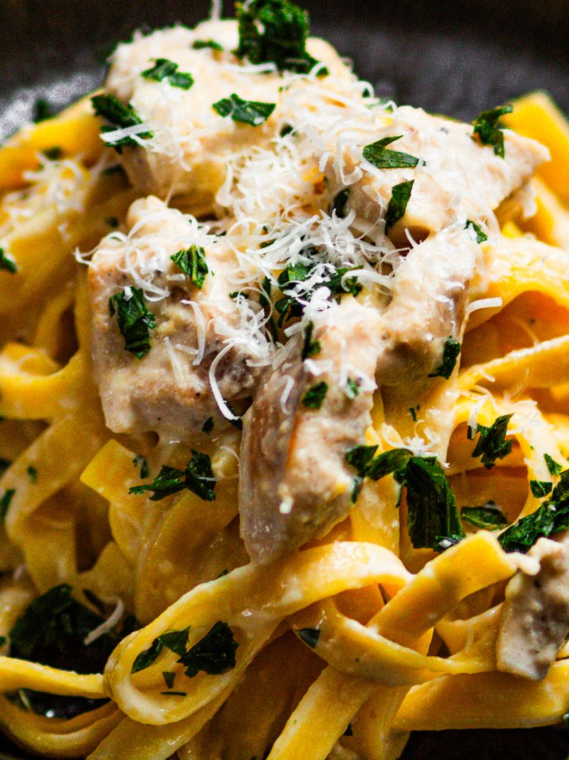 Těstoviny tagliatelle Alfredo s kuřecím masem