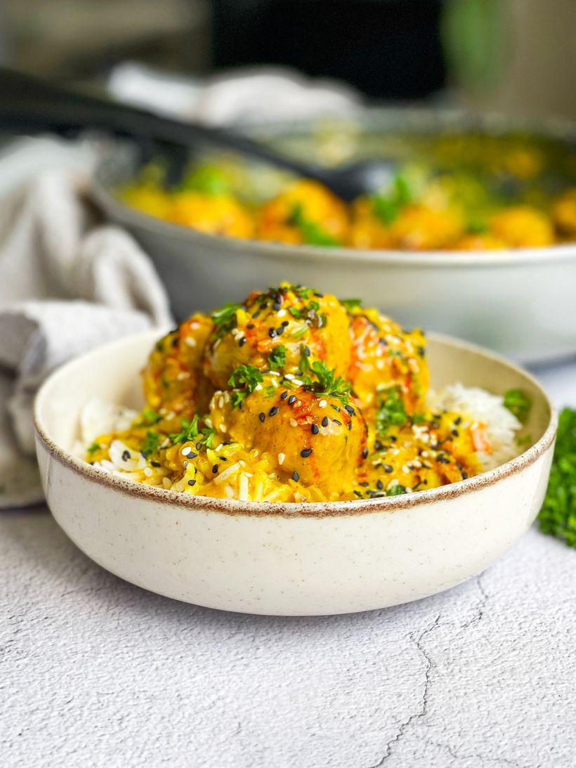 Bile de tofu în curry cu orez