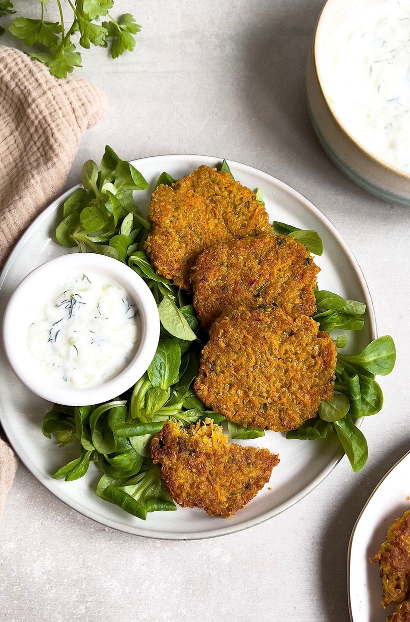 Zdravé zeleninové placky s quinoou a tzatziki