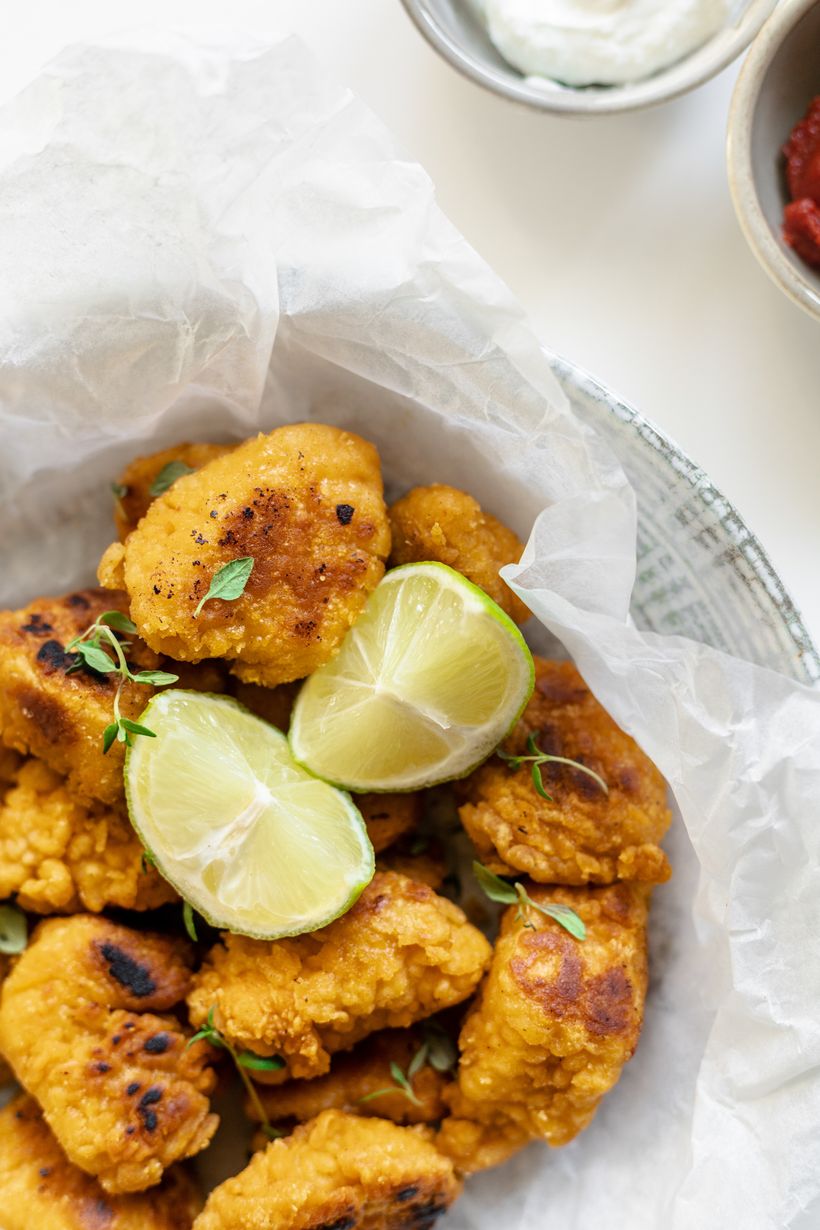 Chicken Nuggets mit Cornflakes in der Pfanne