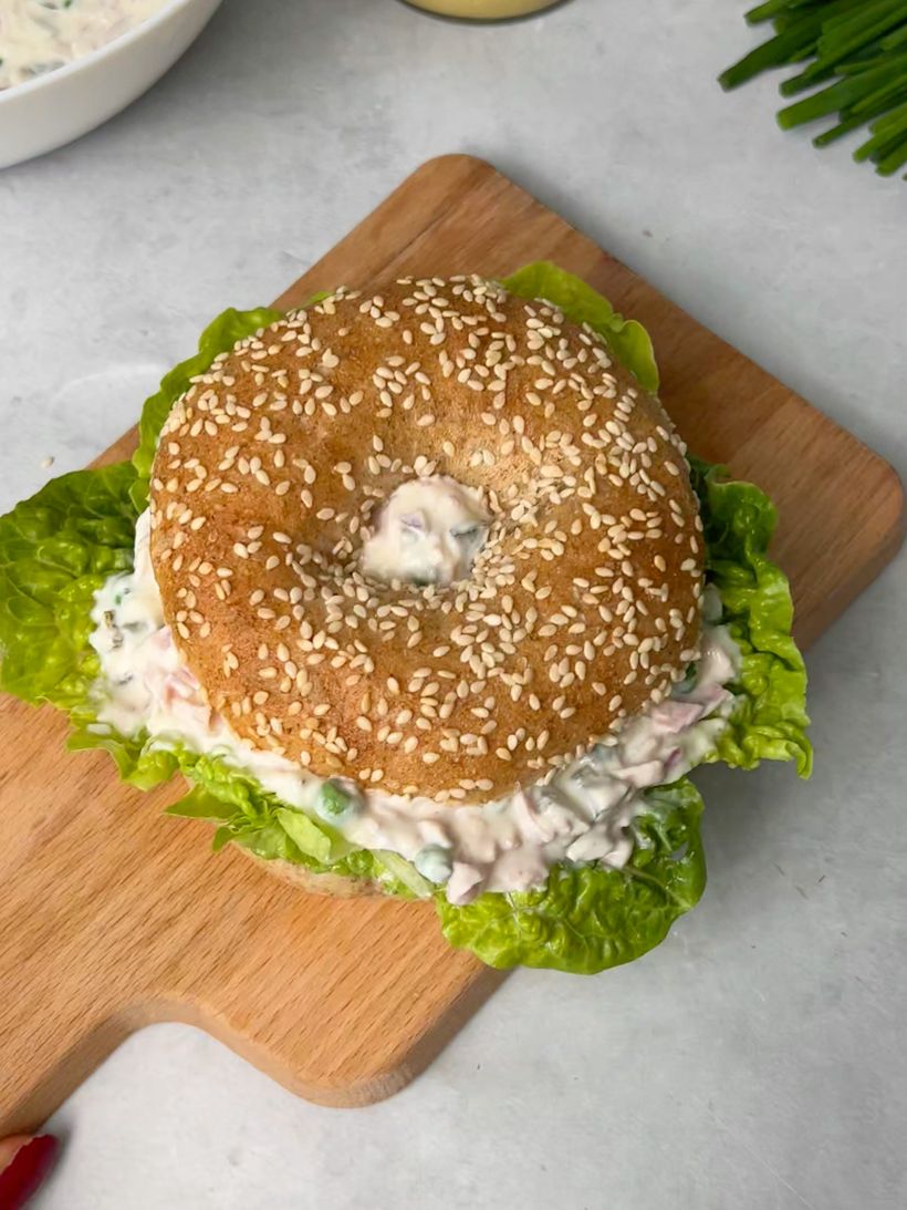 Nabušený bagel s pařížským salátem
