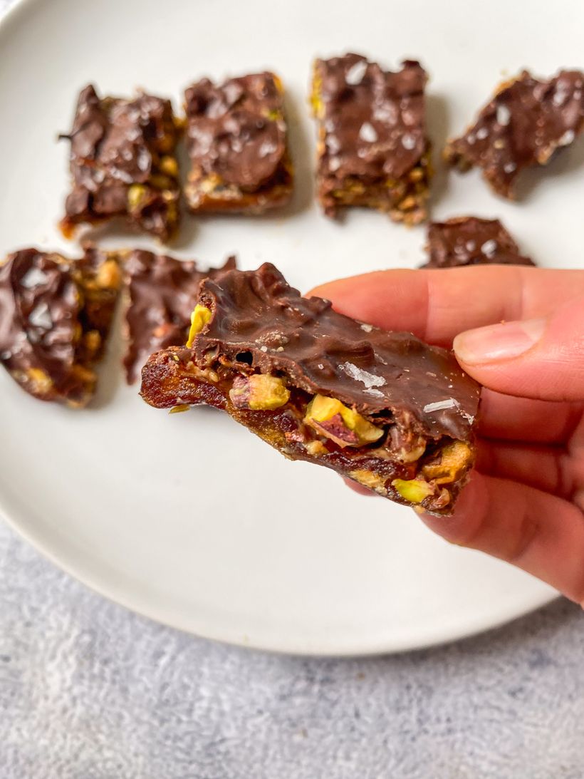 Batoane raw din curmale cu nuci și ciocolată