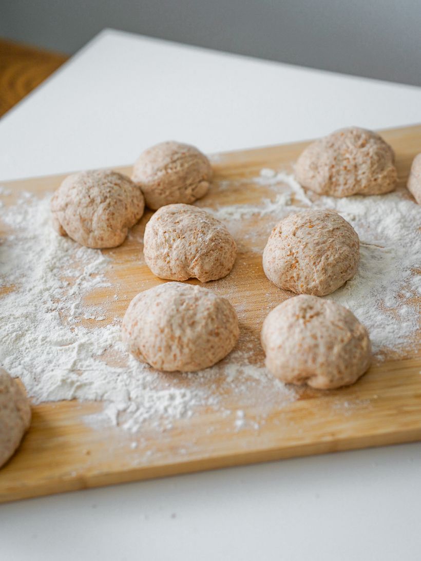 Hausgemachte Hefebrötchen mit Körnern