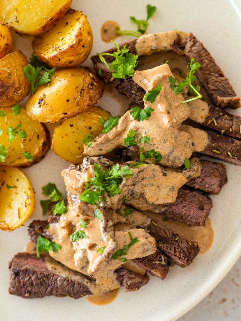 Hovězí steak s houbovou omáčkou a brambory