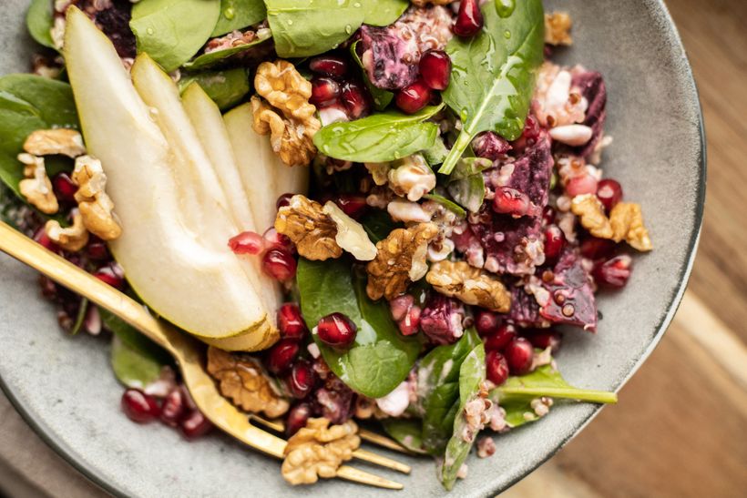 Konec vánočního obžerství: Po tomto zdravém zimním salátu se budete cítit skvěle