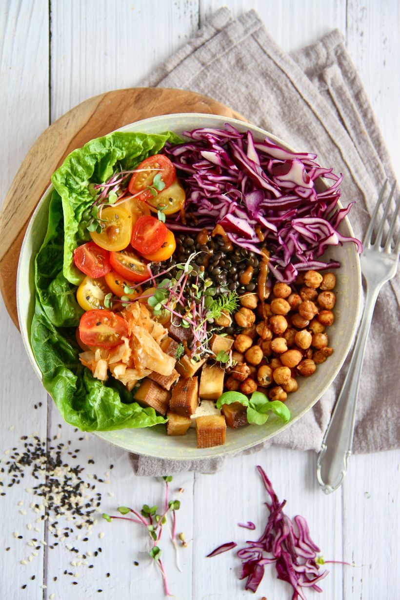 Vegánsky Buddha Bowl s arašidovou zálievkou