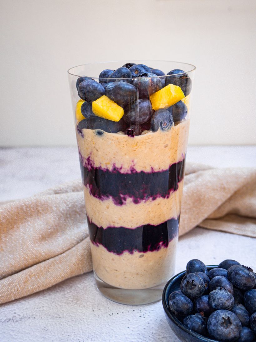 Mangovokokosové overnight oats s čučoriedkami