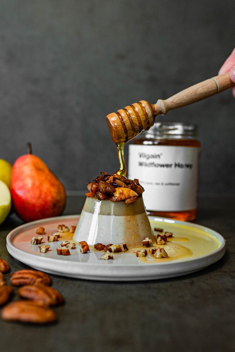 Kokosová panna cotta s jablkem, hruškou a ořechy