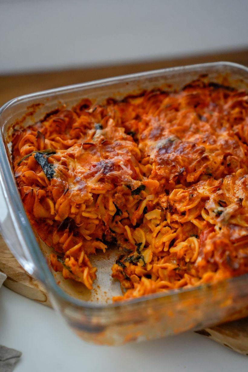 Zapekané cestoviny s trhaným kuracím mäsom