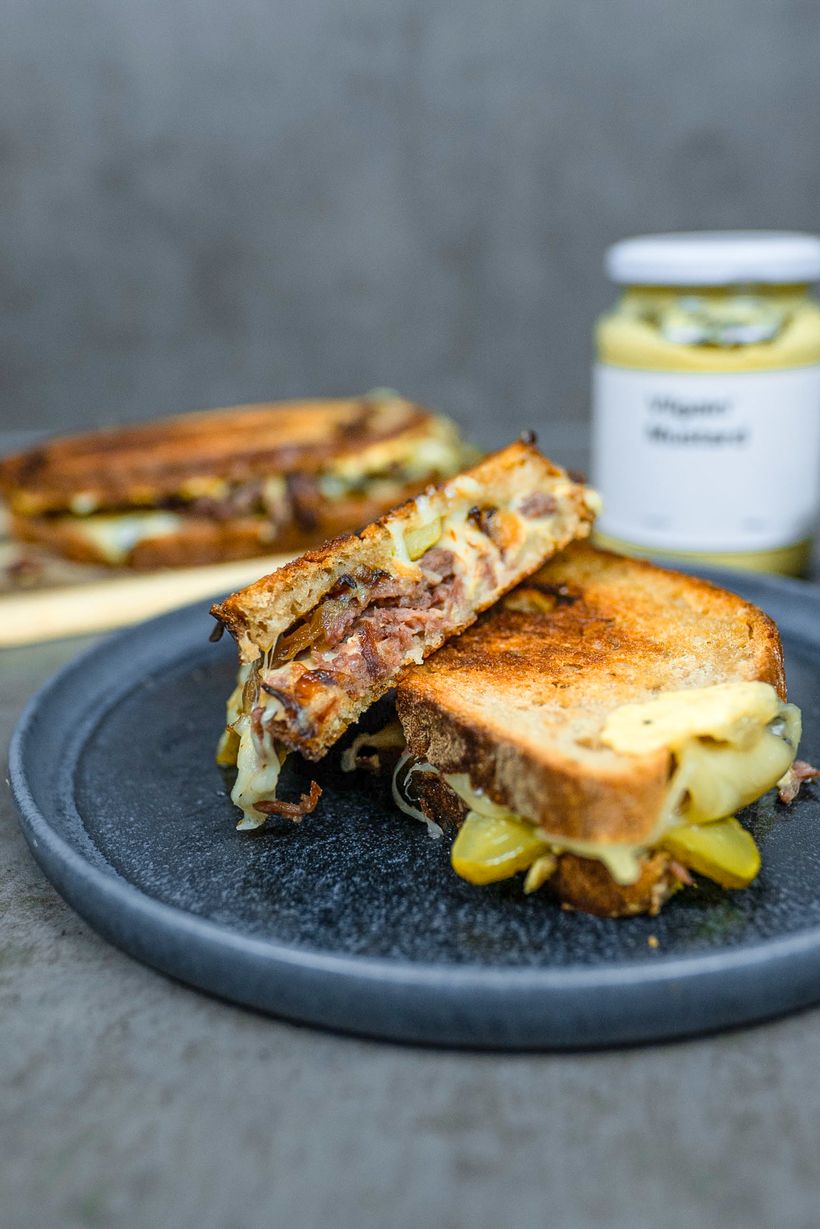 Domácí Reuben sandwich s hovězím masem a opečenou cibulkou