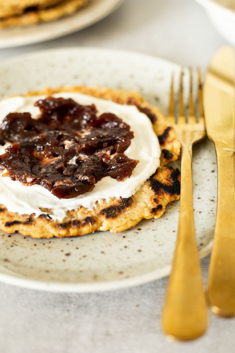 Bramborové lokše s povidly a tvarohem