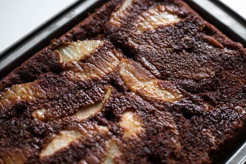 Obrátený hruškový koláč zo špaldovej múky