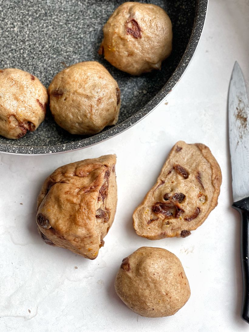 Hot cross buns z mąki pełnoziarnistej