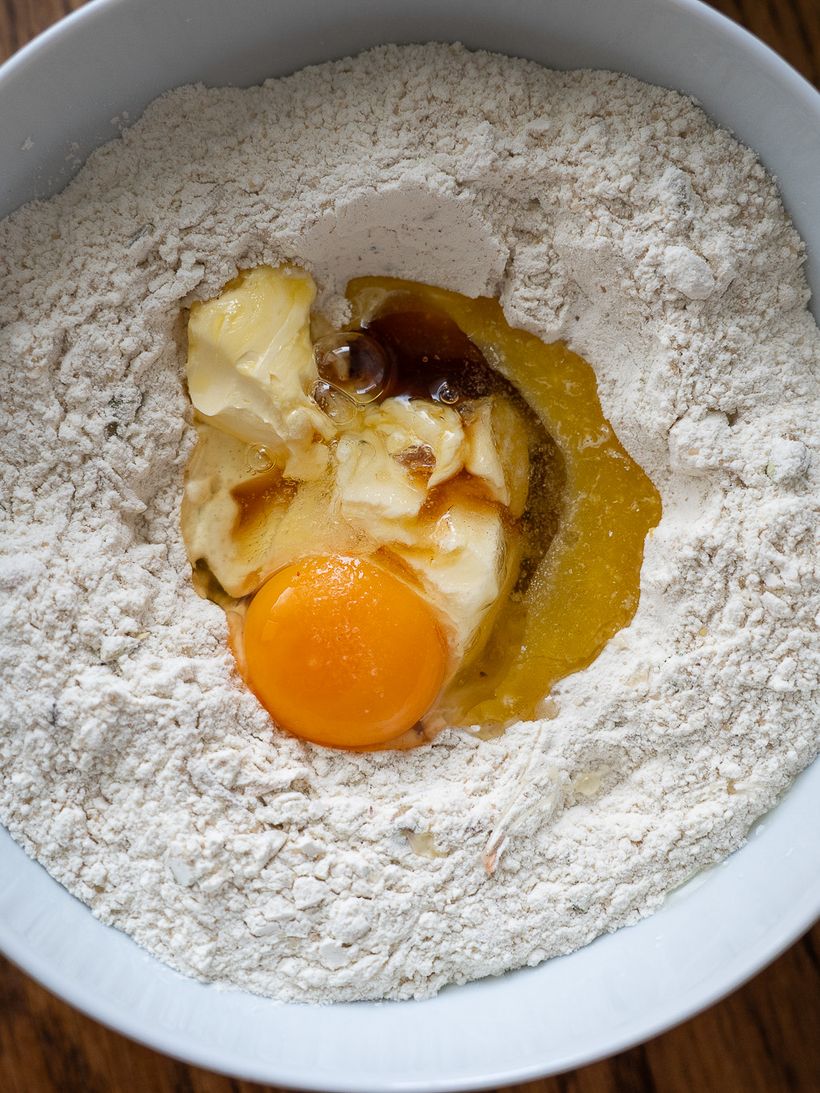 Osterbrot mit Aprikosen und Pistazien