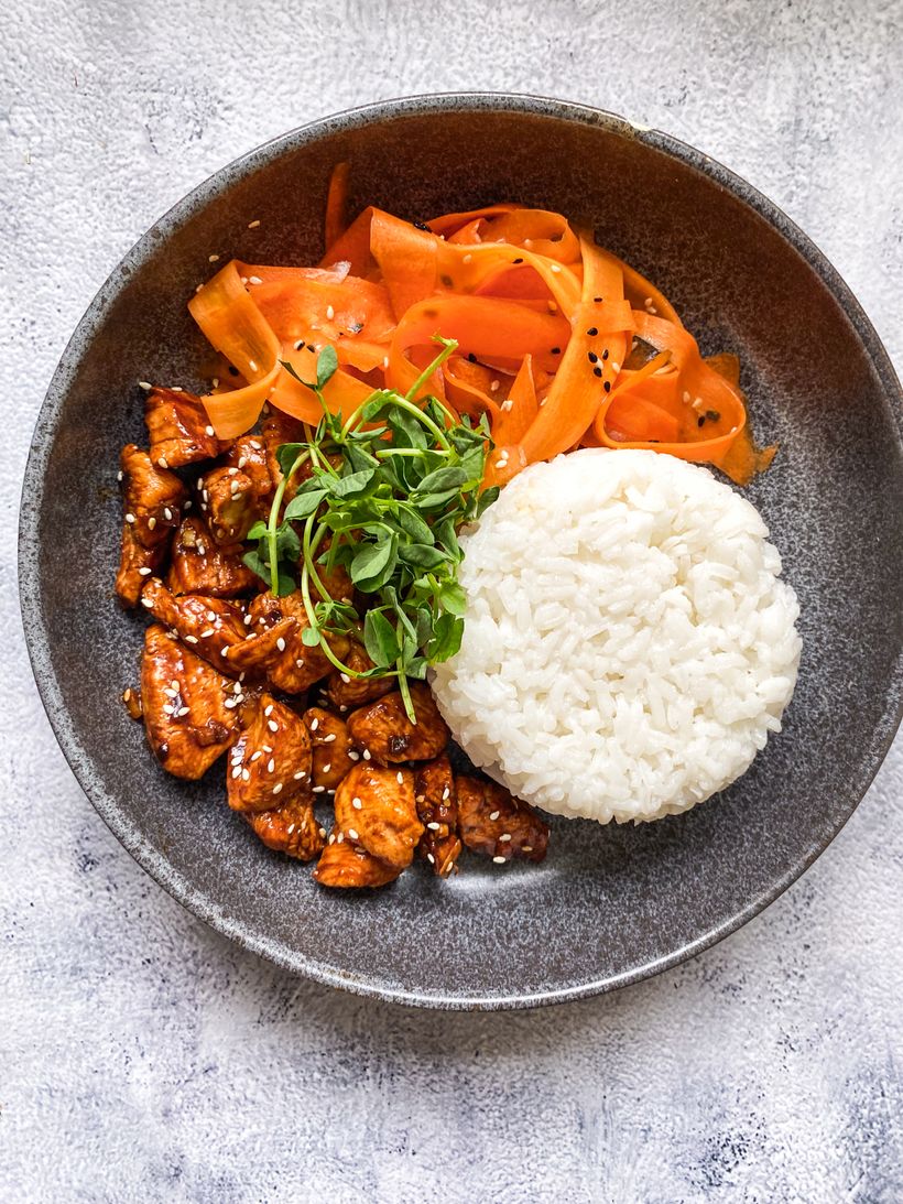 Zitronenhähnchen mit Reis und Karottensalat