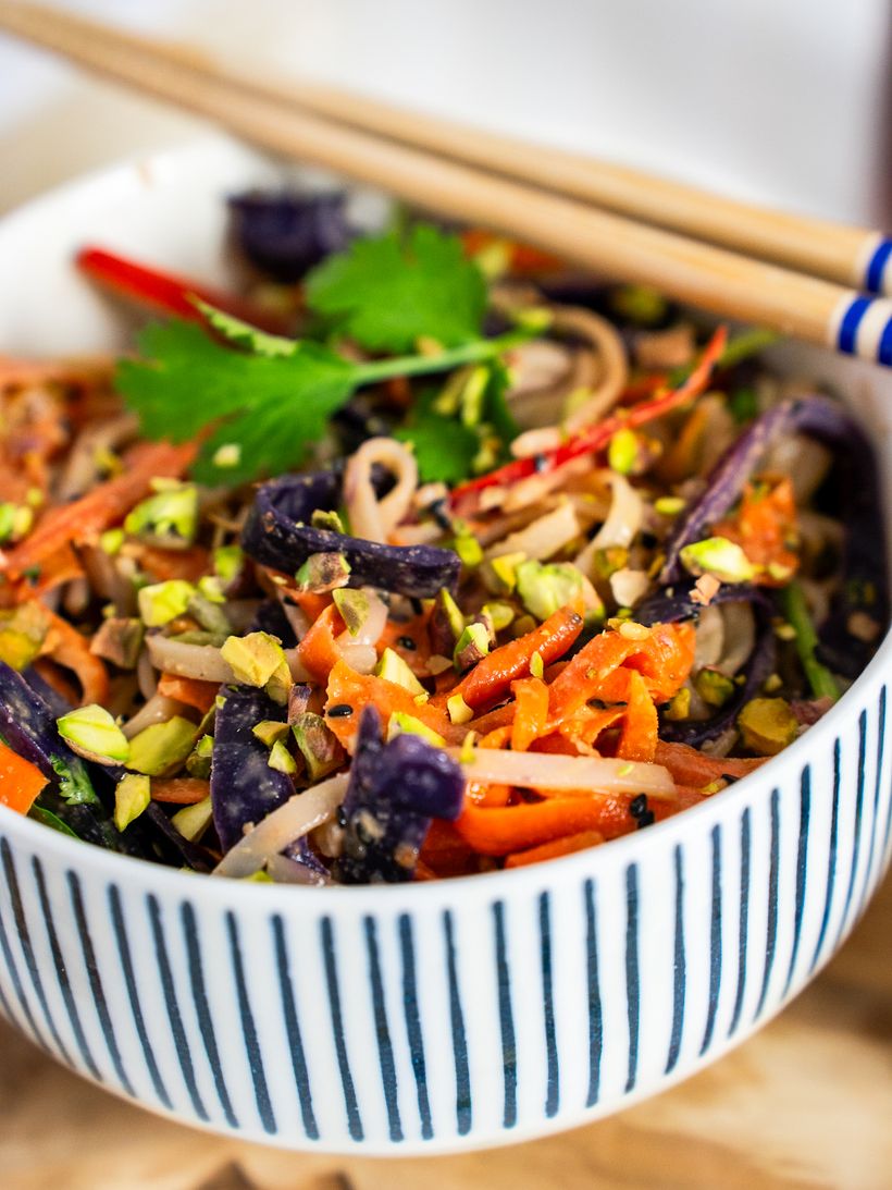 Tăiței de orez cu somon sălbatic și legume