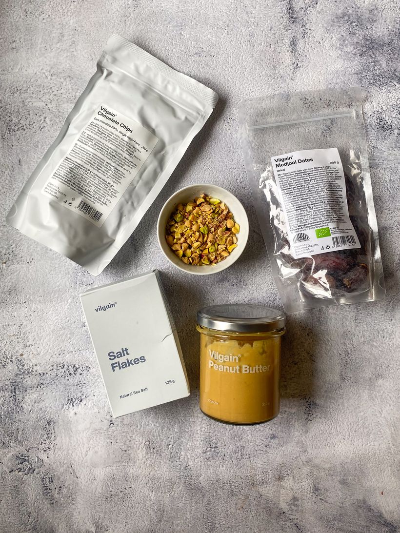 Batoane raw din curmale cu nuci și ciocolată