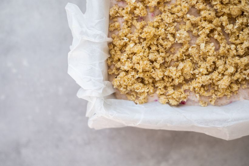 Nadýchaný jogurtový koláč s lesním ovocem a ovesnou drobenkou