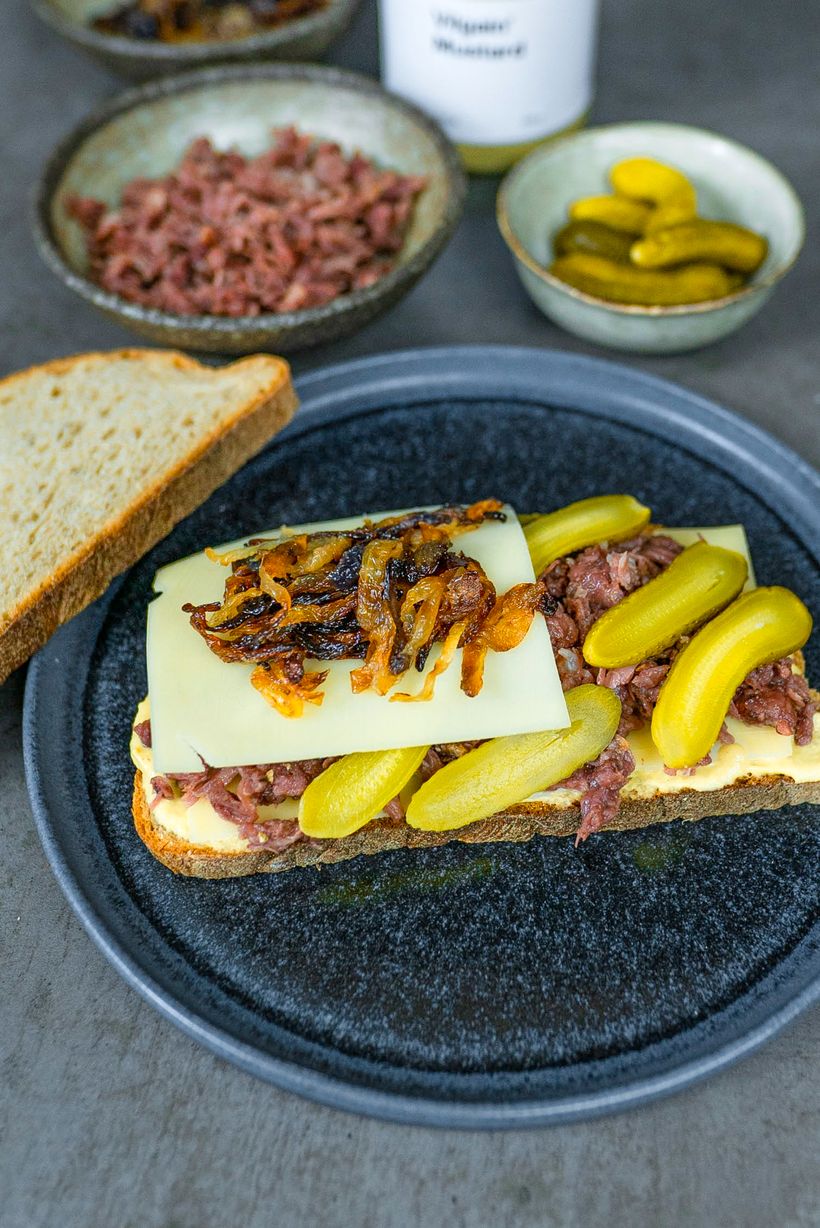 Domácí Reuben sandwich s hovězím masem a opečenou cibulkou