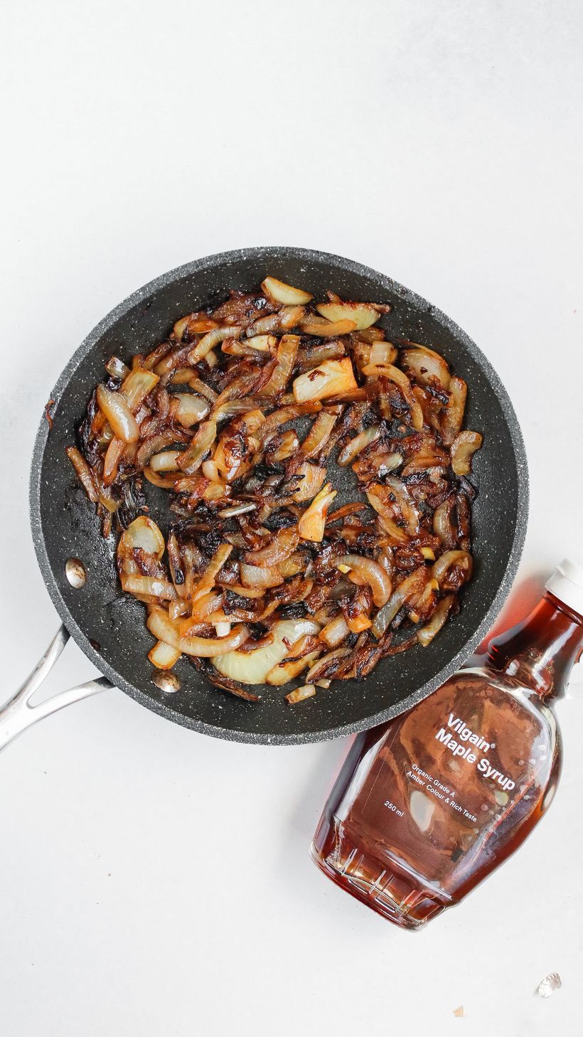 Zdravý kuřecí burger s opečenou cibulkou