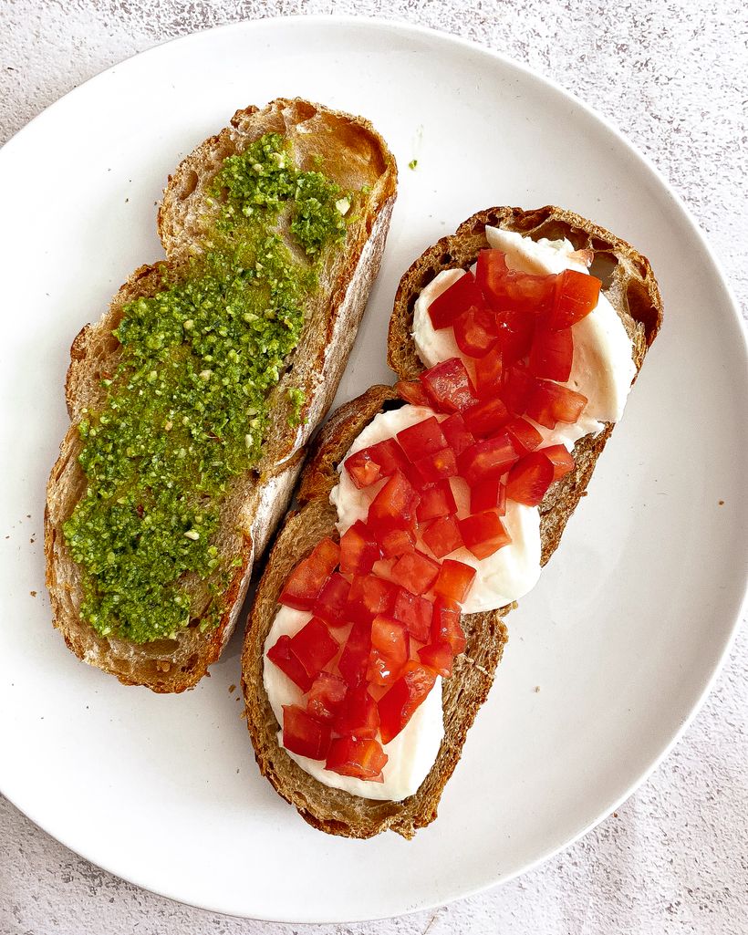 Caprese sandwich s bazalkovým pestem