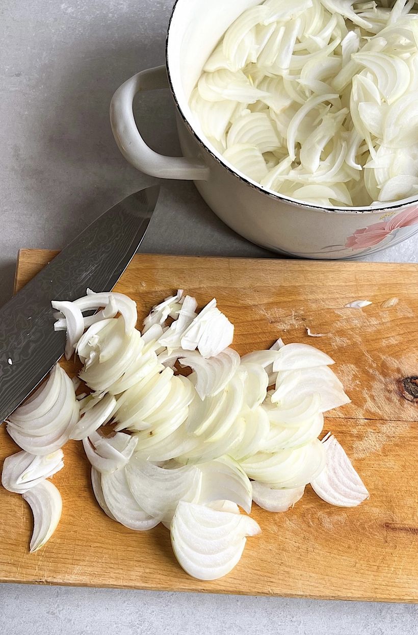 Französische cremige Zwiebelsuppe mit überbackenem Baguette