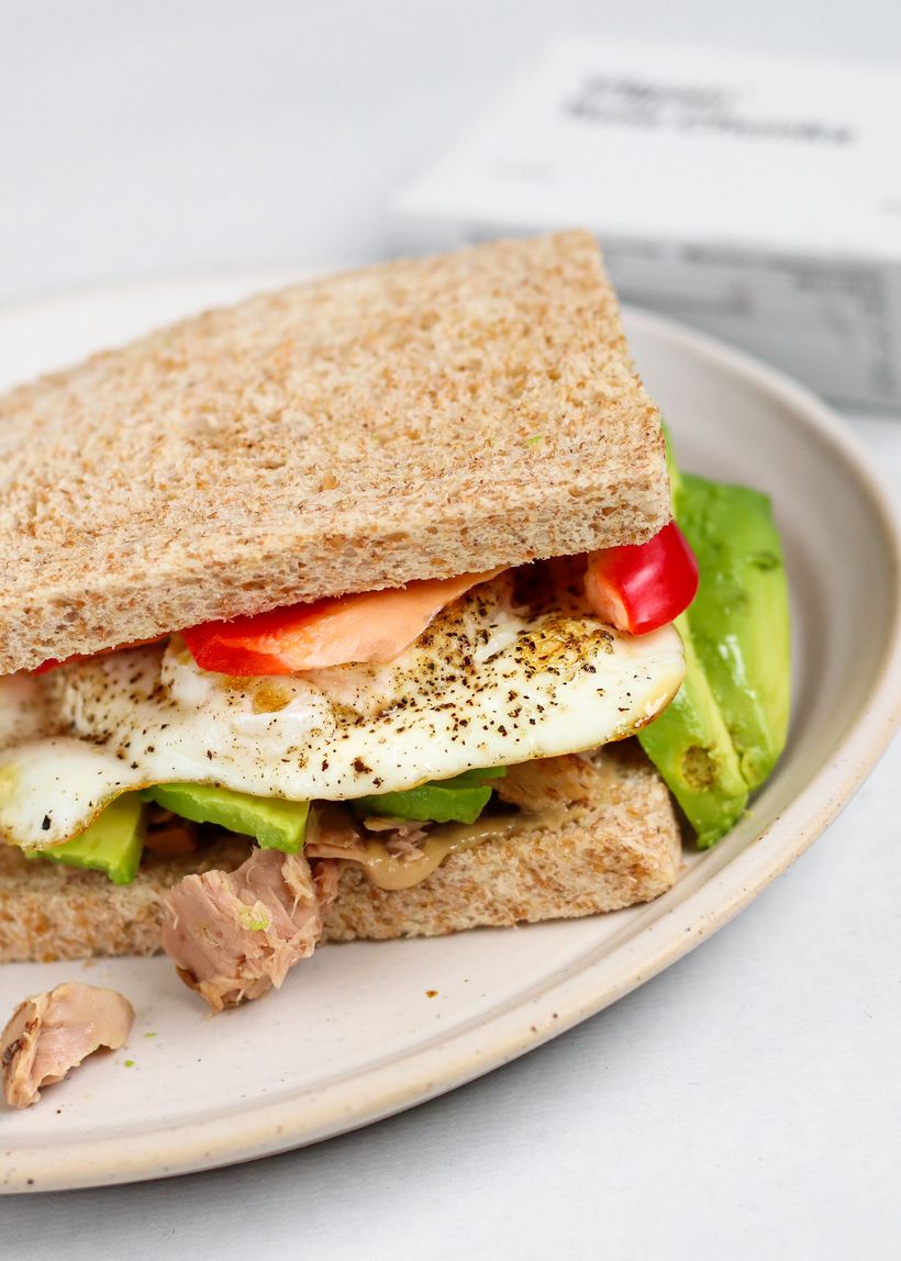 Tuňákový sandwich s vejcem, tahini a avokádem