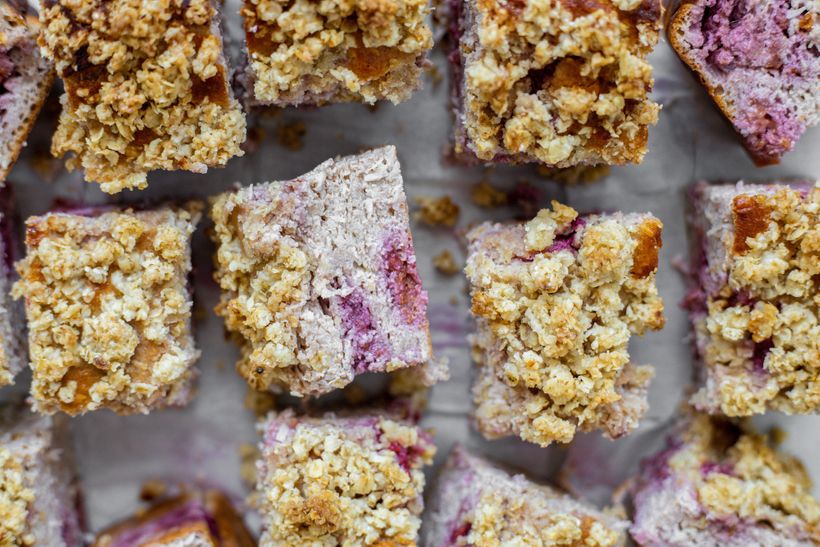 Nadýchaný jogurtový koláč s lesním ovocem a ovesnou drobenkou