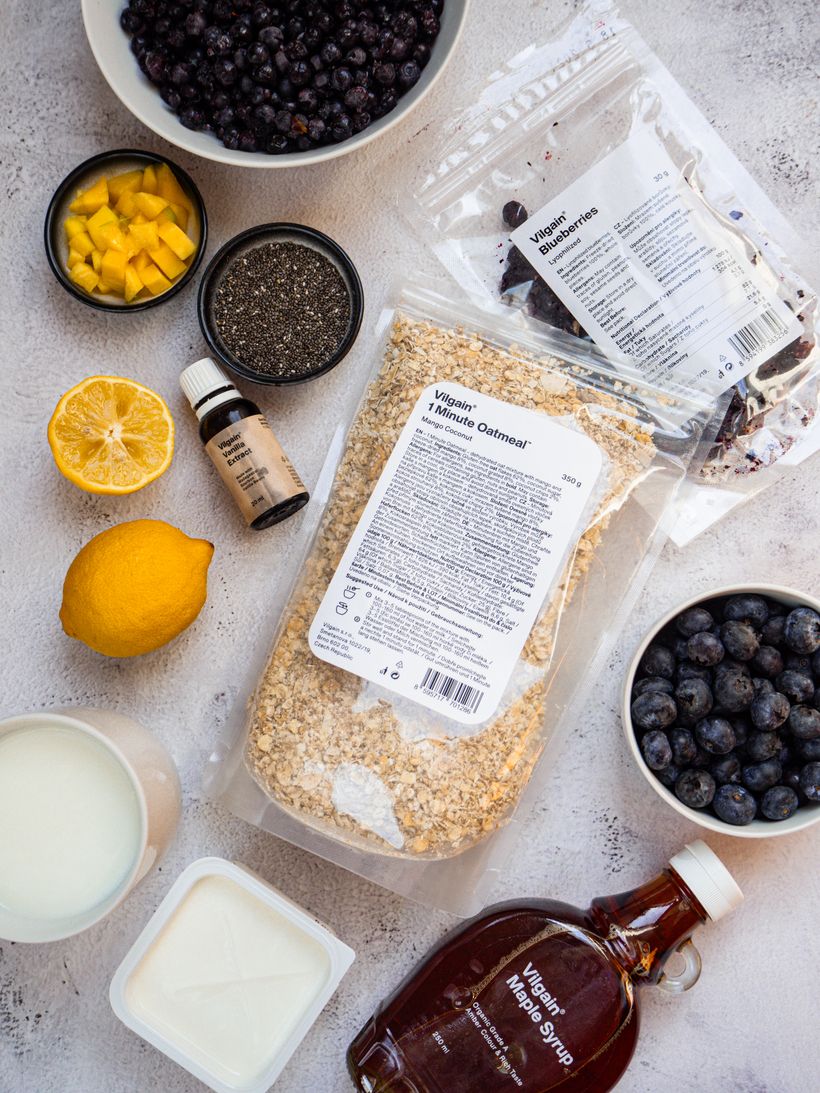 Mangovokokosové overnight oats s čučoriedkami