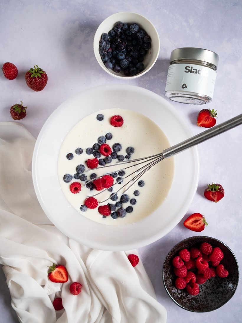 Tvarohová panna cotta s lesním ovocem