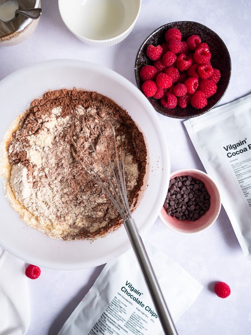 Vláčné čokoládové muffiny s malinami