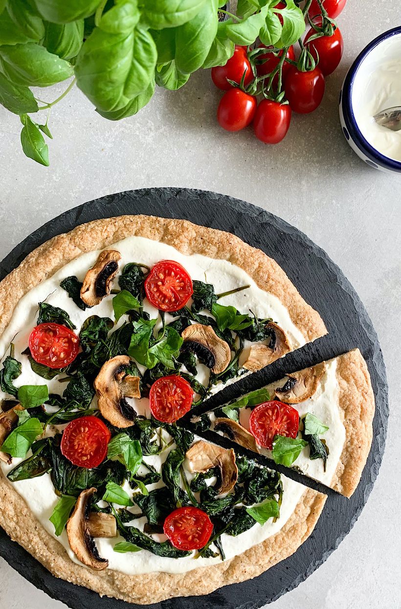 Bezlepkový lowcarb slaný koláč so špenátom, šampiňónmi a kyslou smotanou