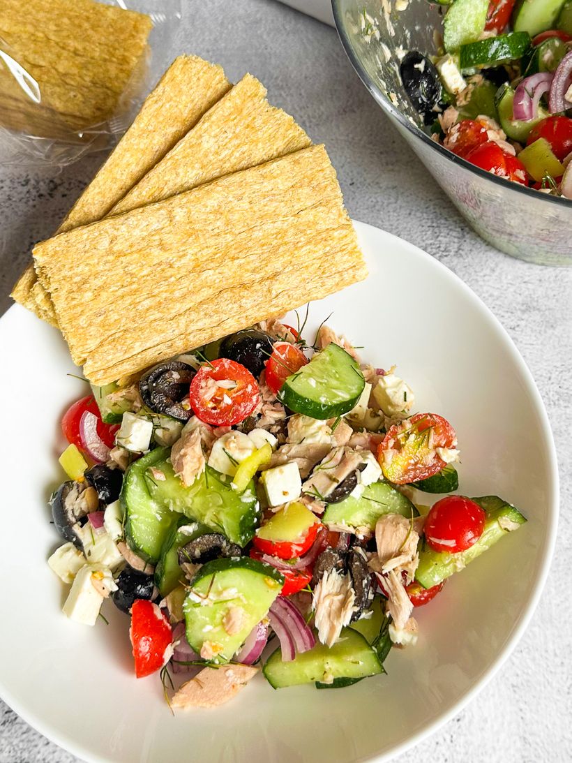 Tuňákový salát s olivami a fetou