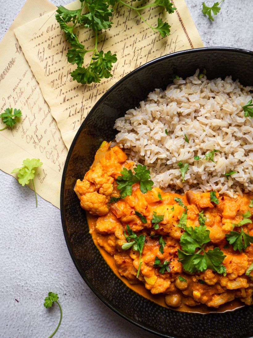 Cizrnový dhal s květákem a batáty