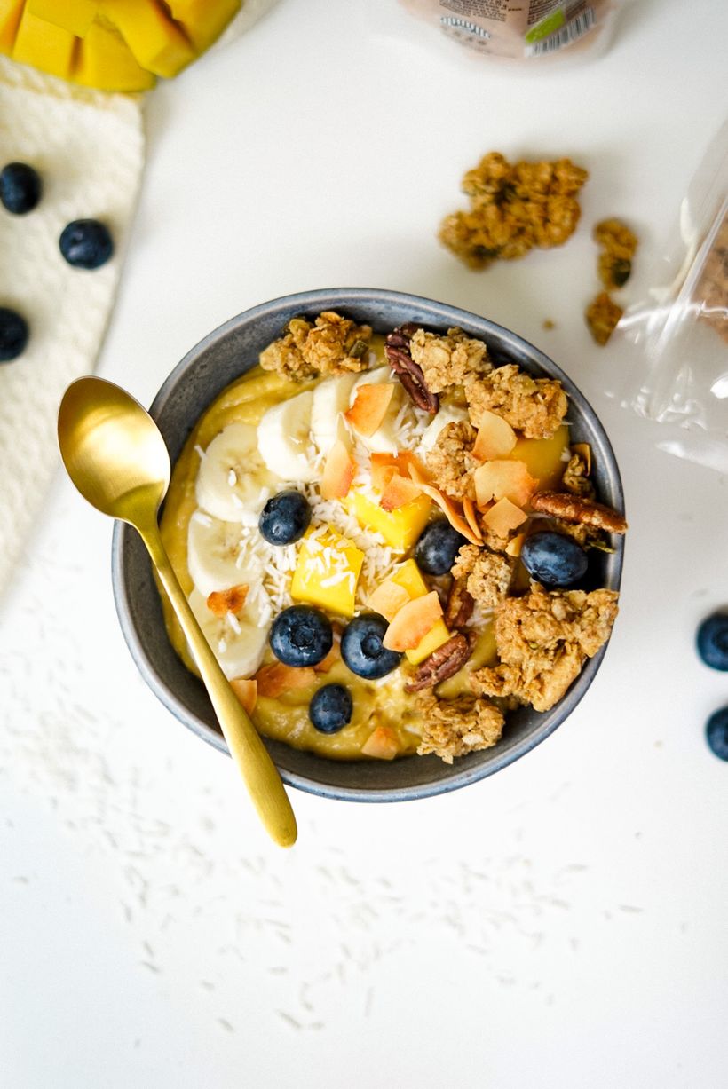 Mango smoothie bowl