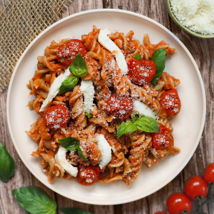 Cestoviny s paradajkovou omáčkou a mozzarellou