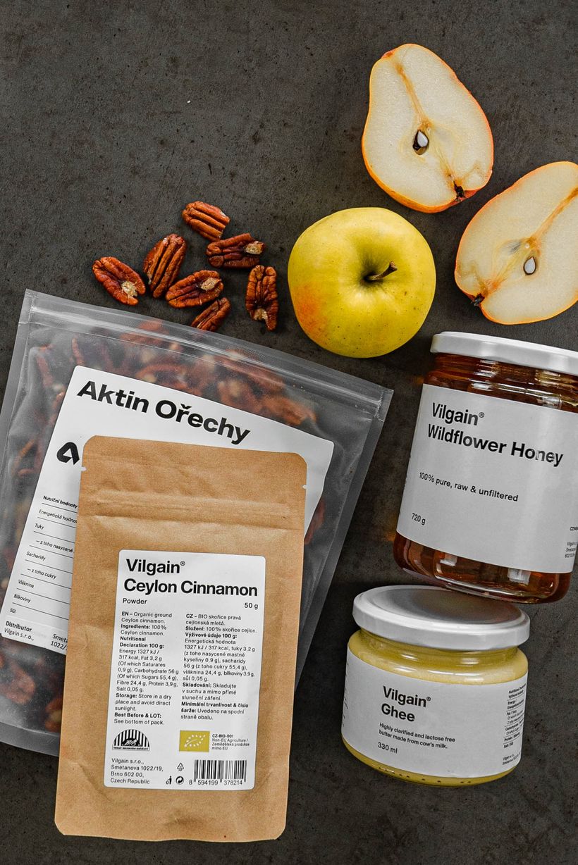 Kokosová panna cotta s jablkem, hruškou a ořechy